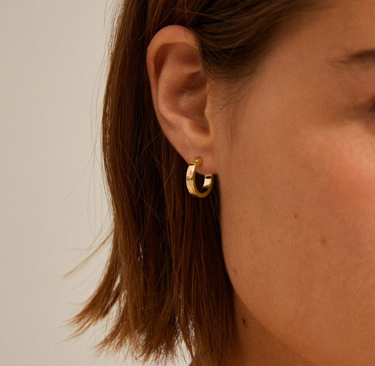 EFIA huggie hoop earrings gold-plat
