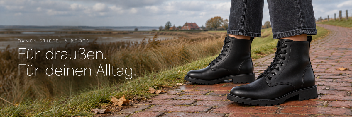 Schwarze Damen-Schnürboots am herbstlichen ostfriesischen Deich