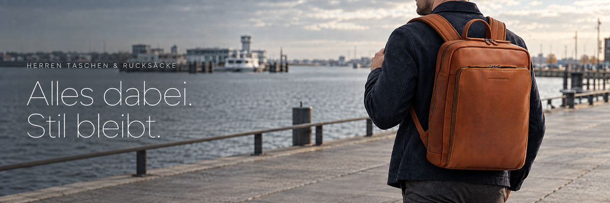 Mann mit cognacfarbenem Chesterfield-Rucksack an einer Hafenpromenade